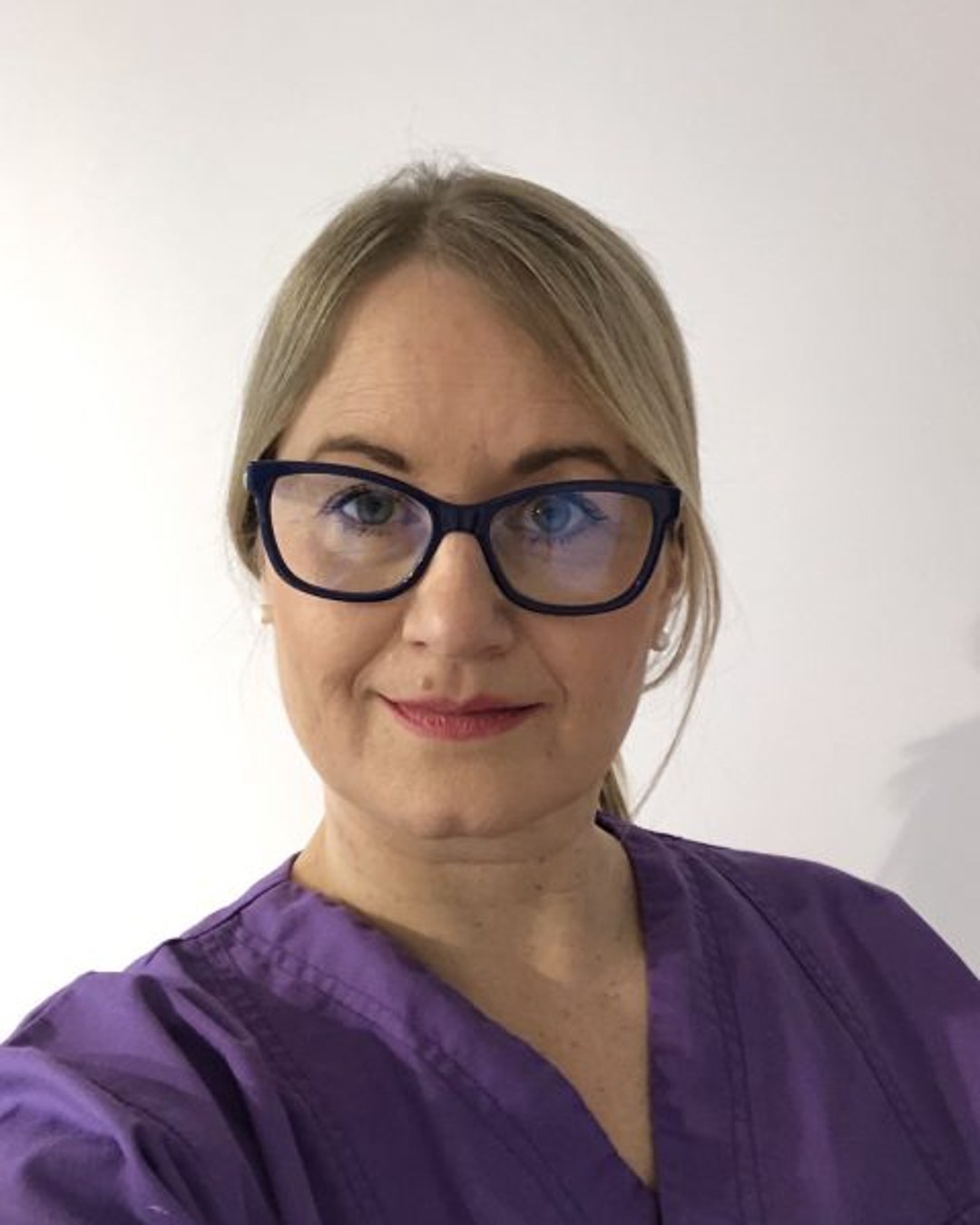 Dr. Mónika Kontra — Fachärztin für Zahn- und Mundkrankheiten · Ärztliche Leitung